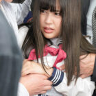 【画像+動画】 満員電車で羽交い絞めにされセーラー服の下から見えた乳首を強●開発される爆乳女子○生 夕美しおん