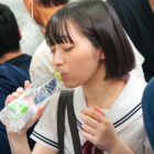 【画像+動画】 利尿剤が効くまで粘着痴●でねっとり弄られ失禁イキする赤面J〇
