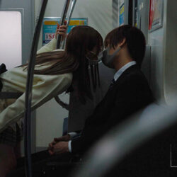【画像+動画】 最終接吻電車 誰もいない2人きりの車内で美少女と何度もキス×キス×キス 松本いちか