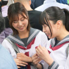 【画像+動画】 J○2人組W指マン痴●3 友達の近くで愛液が滴るほど感じてしまう汁垂らし娘たち