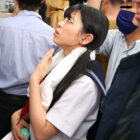 【画像+動画】 スカートの隙間から滑り込む指入れ痴●で着衣のまま何度もイカされた敏感地味娘2