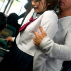 【画像+動画】 満員バスで背後から制服越しにねっとり乳揉み痴●され腰をクネらせ感じまくる巨乳女子○生18 推定Gカップ/ショートカット女子○生