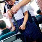 満員バスで背後から制服越しにねっとり乳揉み痴●され腰をクネらせ感じまくる巨乳女子○生8 ダウンロード download