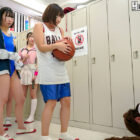 女子更衣室に潜入したら呆気なく男とバレて人生終わった…と思ったらボクの勃起したチ○ポに女子たちは興味津々でまさかのハーレム展開に！ ダウンロード download