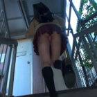 階段女子校生 女子校生の制服スカートの中身がTバックならお尻の肉見えるじゃん！編 ダウンロード download