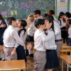 この学校だけの伝統行事！それは童貞処女卒業式！生徒はSEX未経験のまま進学、就職できません！さらに性教育の一環として経験者にも先生がSEXを指導！？ついに卒業式が始まると、教室内は男子女子が絡み合う熱狂の渦！汗と精液が飛び散りながら生徒たちは… ダウンロード download