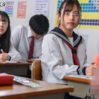 「さあ、今日はいっぱいSEXしましょう！」「今日から『英語』の授業は廃止。新たな必修科目は『性交』です！」授業は超実践的！初めて見る異性のカラダ、教師たちによるお手本実演、そして配布されるコンドーム…。「次回は実技です」の言葉に、教室は大パニック！ ダウンロード download