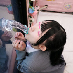 一般男女モニタリングAV×マジックミラー便コラボ企画 彼氏の目の前で路上NTR！女子○校生が初めての「お口だけでコンドーム装着」に挑戦！ノーハンドでデカチンを咥えたうぶなオマ○コは恥じらいながらもびしょ濡れ！彼氏の目の前で寝取って最後はゴムを外して生中出し！ ダウンロード download