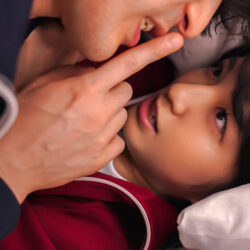 『し～っ！声出したらバレちゃうよ！』『近いんですけど…』『今、唇当たったよね？キスした？？』『暗くて分からないです。』修学旅行の奇跡！布団の中でクラスのマドンナと唇と唇の距離1mm！ 倉本すみれ ダウンロード download