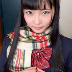 【VR】玄関を開けると隣に住む女子校生 困っているので、携帯の充電器を貸してあげると「今度、お礼させてください」と言われ、両親がいない夜、彼女の部屋に… 超早漏 ’ビクンッビクンッ’パイパンま○こに追撃中出し ダウンロード download