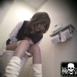 トイレ盗撮！我慢できずにおもらししちゃう女子校生たち！！ 2 ダウンロード download