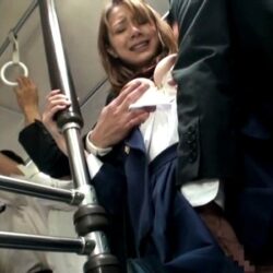 通学中の満員バスでしか男性と接する機会がないウブな有名私立女子○校生は勃起したチ○ポを押しつけられたら興味津々で握り返してきた ダウンロード download