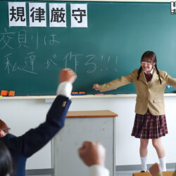 鉄の校則で生徒達のストレスはついに限界突破！名門進学校で集団ボイコットからの教室内立てこもり中出しパニック乱交！厳しい校則で有名な、通称‘鉄の掟’を持つ名門進学校。スマホはもちろん、交友関係や放課後の過ごし方まで、ガチガチに管理される毎日。ある日… ダウンロード download