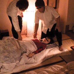 寝取られた話NTR 修学旅行で彼女がヤンキーたちに集団レ●プされたはずが！画像を見たらハメられながらアヘ顔ピースしていた話 彼女は号泣「わたし、あいつらに…抵抗したけど無理矢理強●されたの…」 ダウンロード download